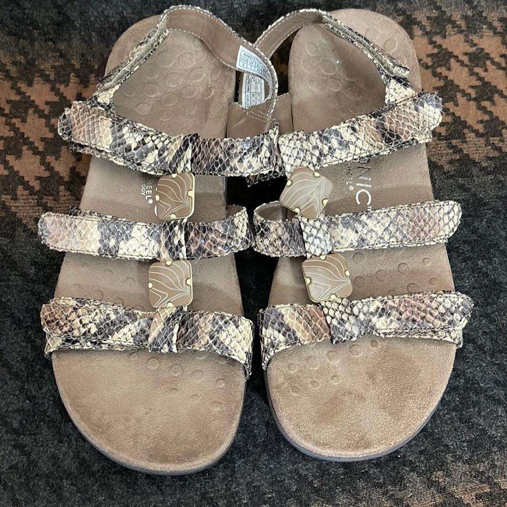 Vionic sandals snake print size 9